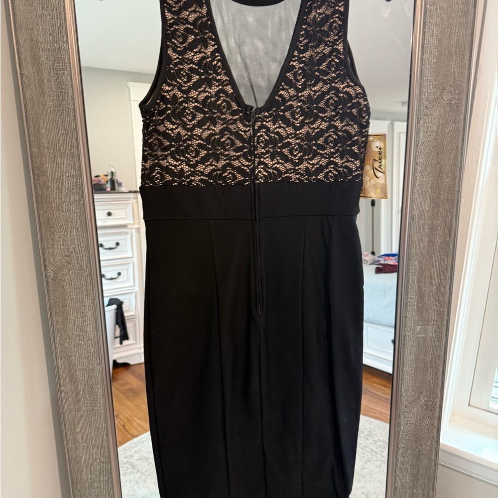 Black and Lace Sleeveless Dress - Picture 2 of 3